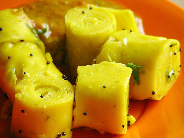 Gujarati farsan khandvi